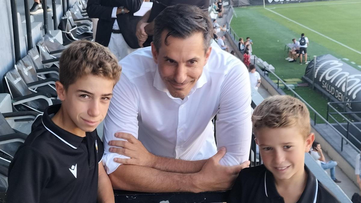 El presidente del Castellón, Bob Voulgaris, posa en un partido en Castalia con dos jugadores de la cantera albinegra.