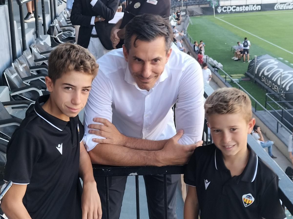 El presidente del Castellón, Bob Voulgaris, posa en un partido en Castalia con dos jugadores de la cantera albinegra.