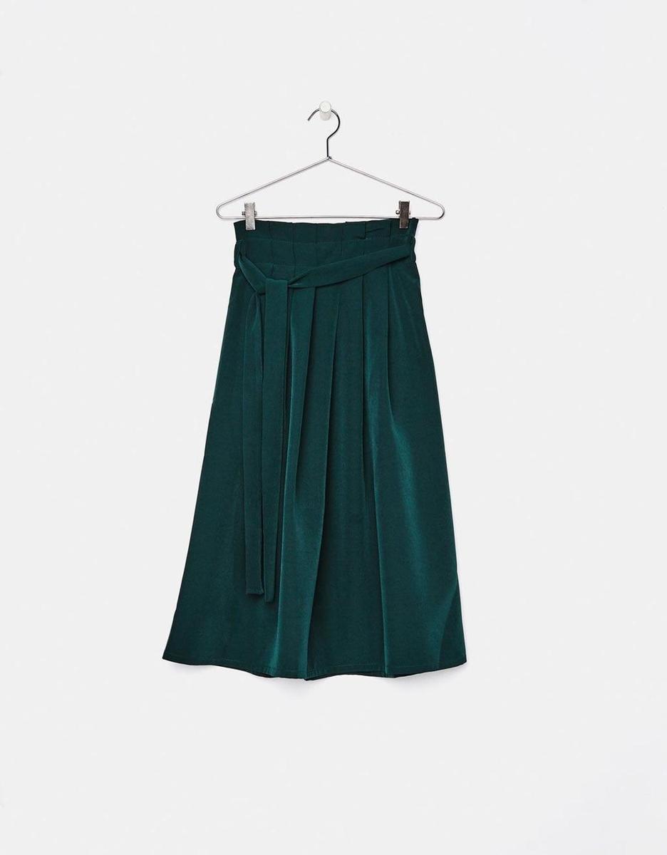 Falda tipo terciopelo en color verde de Bershka. (Precio: 24, 99 euros)