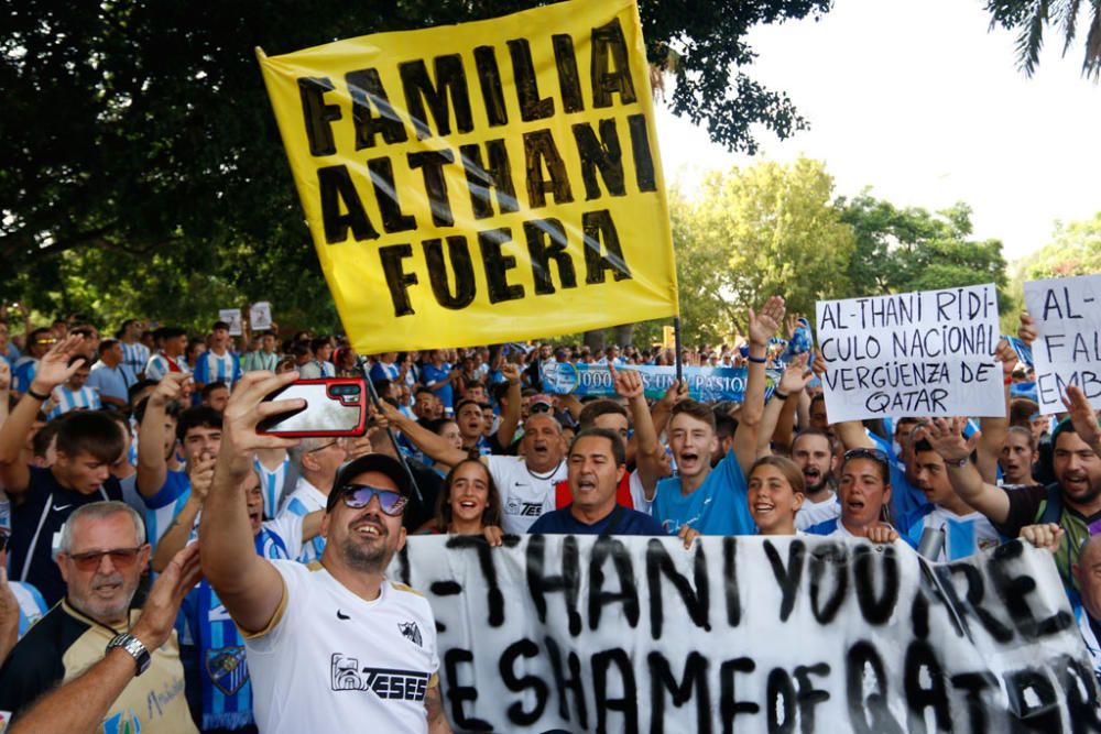 La protesta, convocada para los instantes previos al Málaga - Almería, ha sido más multitudinaria que otras anteriores y ha tenido un cántico más recurrente que otros: ¡Al Thani, vete ya!