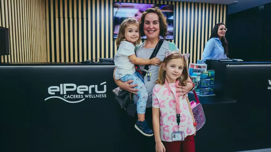 Patricia busca información sobre cursos de natación