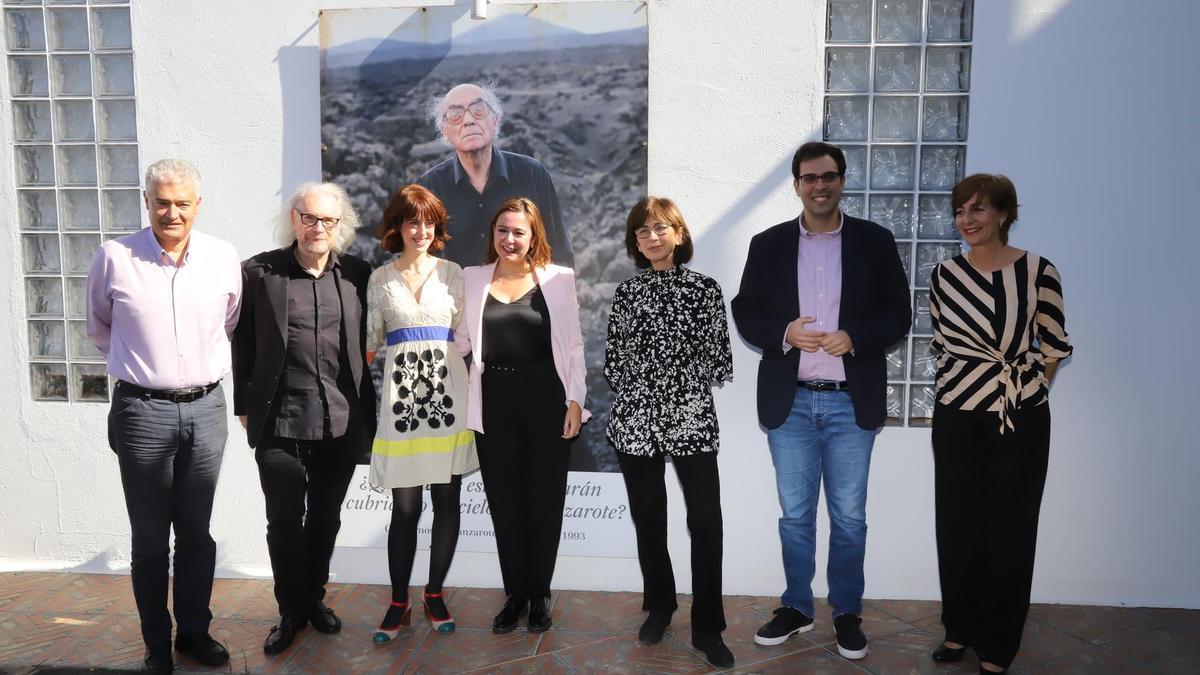 De izquierda a derecha, José Juan Cruz, Daniel Mordzinski, Irene Vallejo, María Dolores Corujo, Pilar del Río, Alberto Aguiar y Pepa González en la biblioteca de la A Casa en Tías