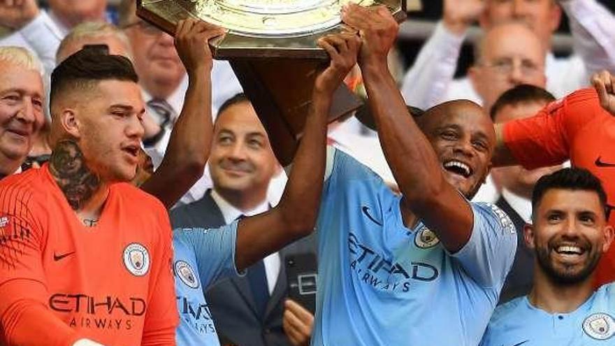 Los jugadores del City levantan la Community Shield.