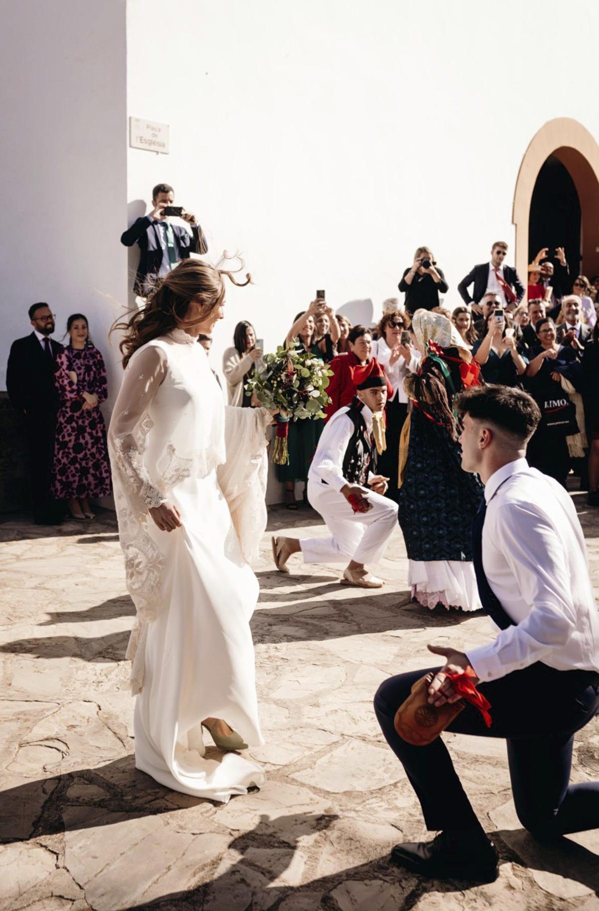 Incluir el ‘ball pagès’ en la celebración es una de las formas de mantener el sello ibicenco. | FOTOS: SASKIA BAUER PHOTOGRAPHY