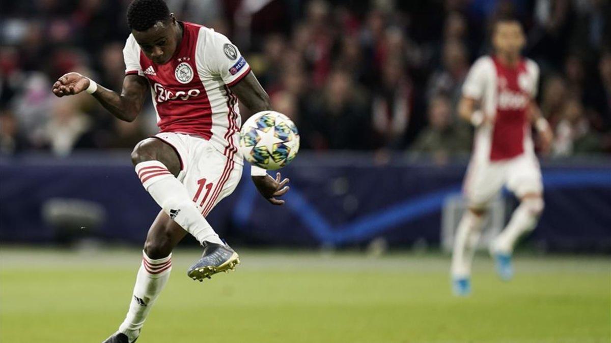 Promes encarriló la victoria del Ajax con un doblete