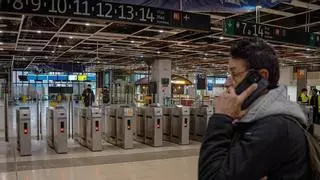 Miles de usuarios de Rodalies, desconcertados en las estaciones del área de Barcelona: “¡No hay tren, no hay tren!”