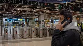 Desconcierto en la estación de Sants tras la suspensión del servicio de Rodalies