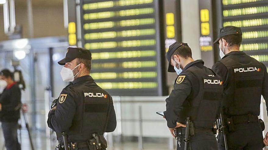 Agentes esperan en Manises la salida de los pasajeros de Las Palmas.