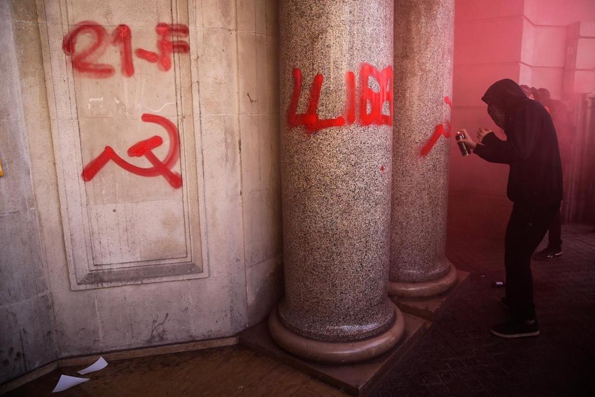 Pintadas en la sede de Foment del Treball, en Barcelona.