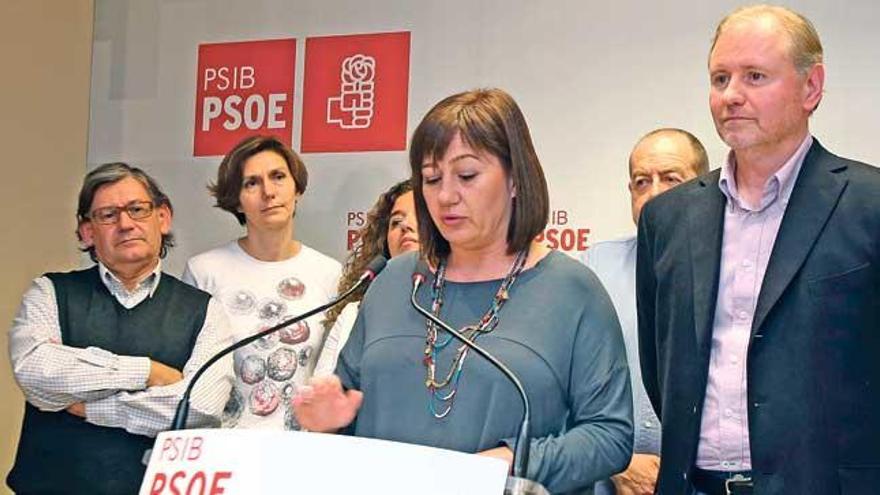 La presidenta Armengol (en el atril) junto al candidato socialista Ramon Socías, en la noche electoral.