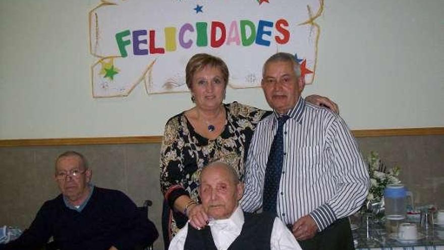 José, con camisa blanca y chaleco, en su 103 cumpleaños.  // FdV