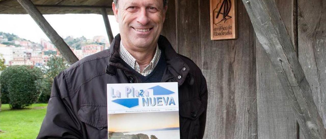 Pérez Valle con el último número de la revista.