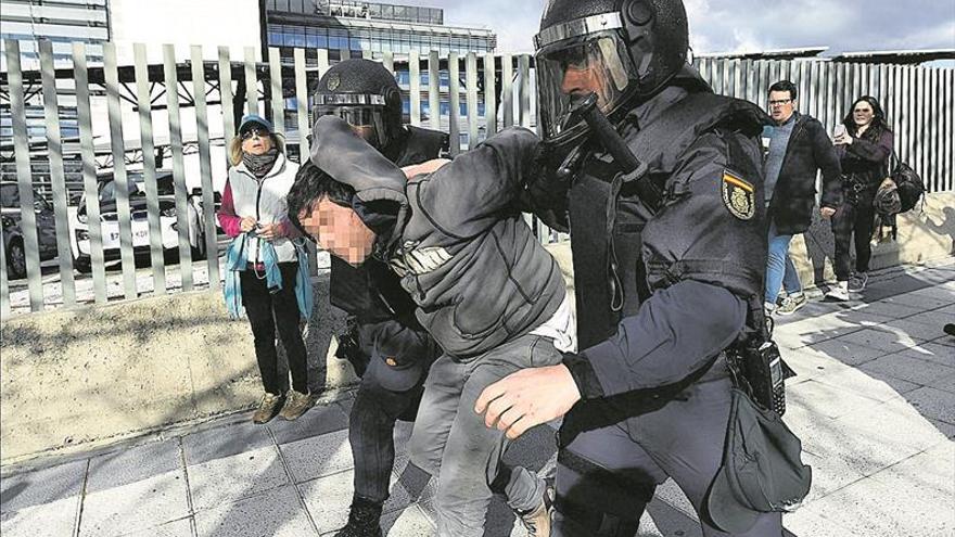 Los taxistas prometen en Madrid acciones «más contundentes» tras otro día de paro