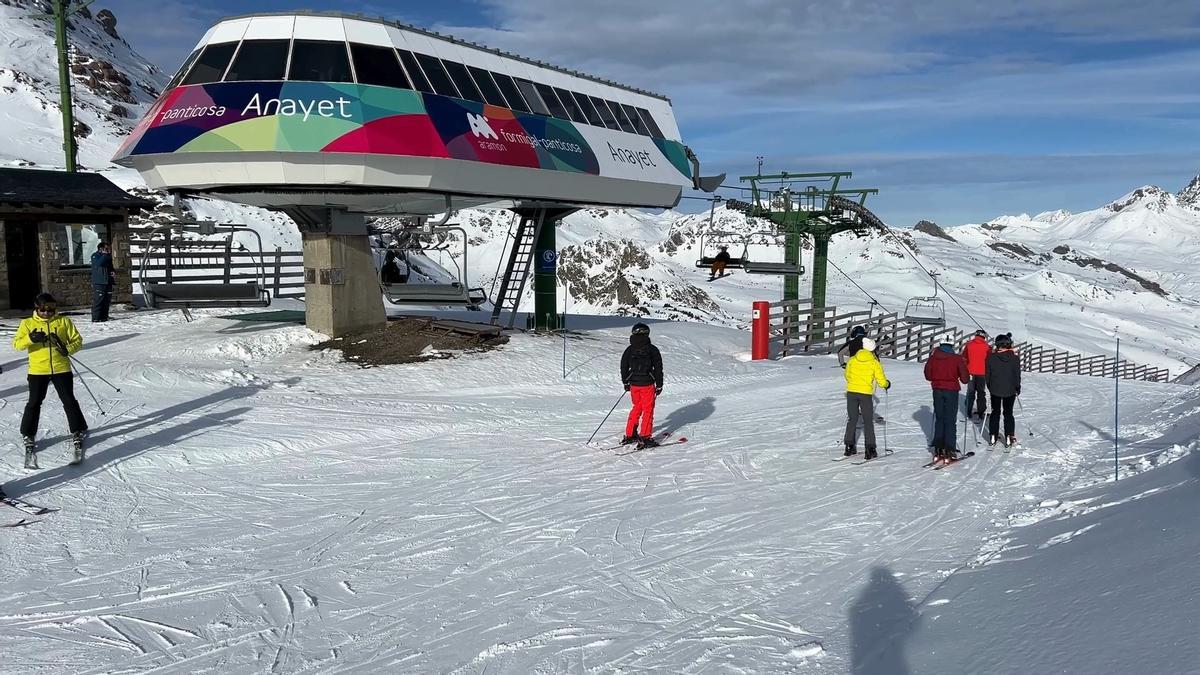 Los primeros esquiadores disfrutan de la nieve en el Pirineo, el pasado sábado 29 de noviembre