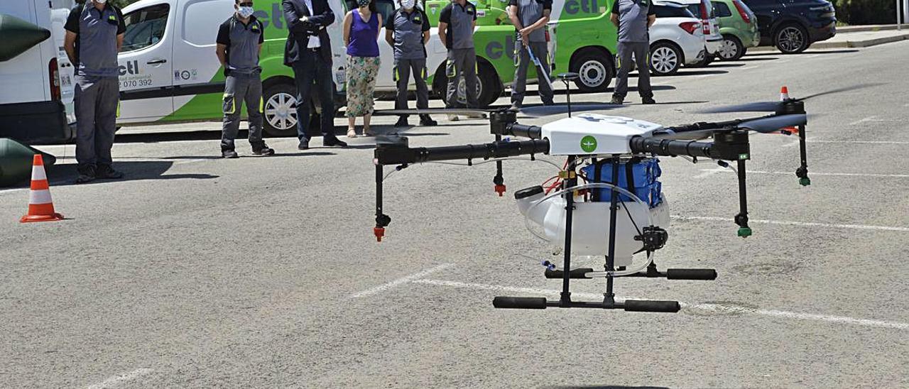 Dos imágenes de la demostración del uso de drones contra la plaga que realizó ayer la empresa CTL en la pedanía ilicitana de La Marina. | MATÍAS SEGARRA