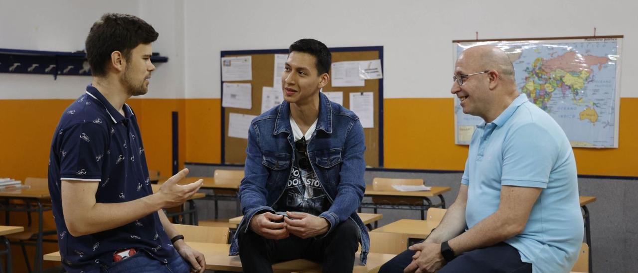 Por la izquierda, Xavier, Luciano y José Antonio, en su aula de la Escuela de Adultos del IES Castelao.   | // ALBA VILLAR