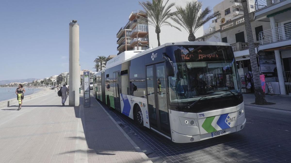 Un autobús para por la Platja de Palma, una de las zonas que se han reforzado este verano. | MANU MIELNIEZUK