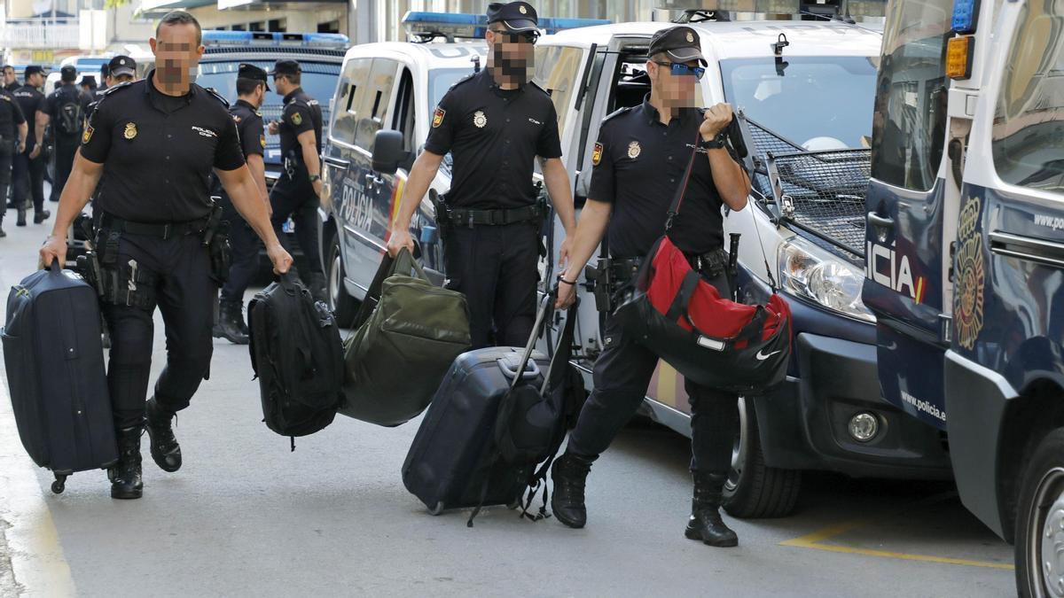 Imágenes de policías nacionales tras intervenir en un escrache.