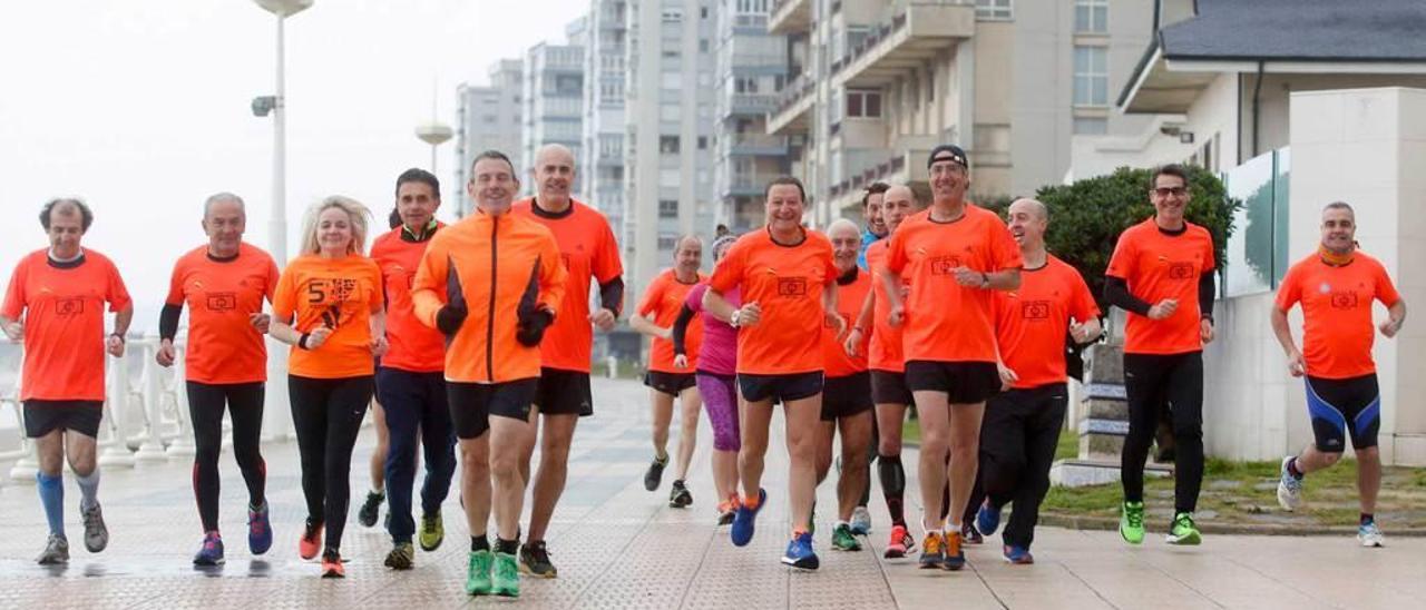 Algunos de los componentes del equipo, corriendo por el paseo marítimo de Salinas hace unos días.