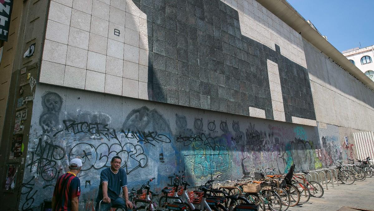 Es difícil pintar sobre la pieza ‘Barcelona, Mural G-333’ de Eduardo Chillida por su altura, pero las paredes que la rodean sí están al alcance del espray.