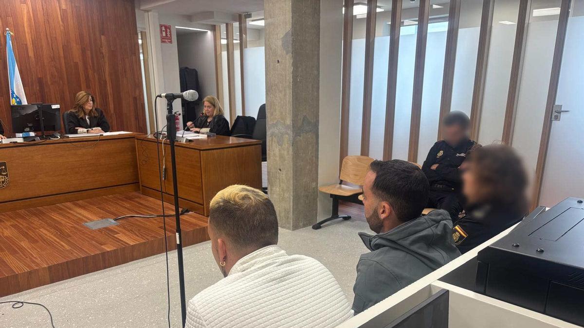 Los acusados de traficar cocaína y ocultarla en un coche en el aparcamiento del Hospital Álvaro Cunqueiro.