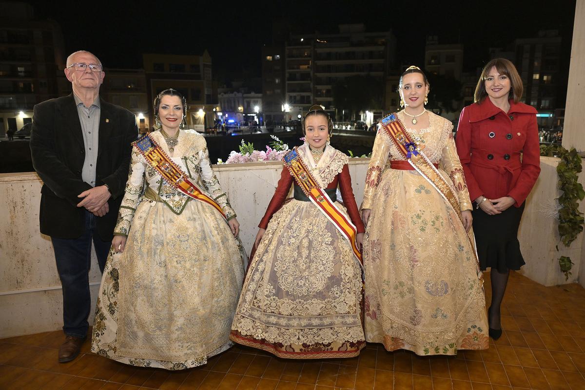 El alcalde y la concejala de Fallas de Paiporta, con las Falleras Mayores y la presidenta de la JLF.