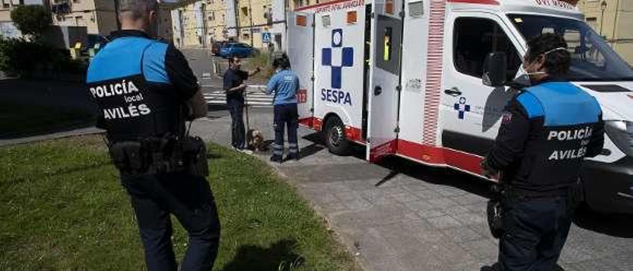 Policía y ambulancia frente al domicilio del suceso.