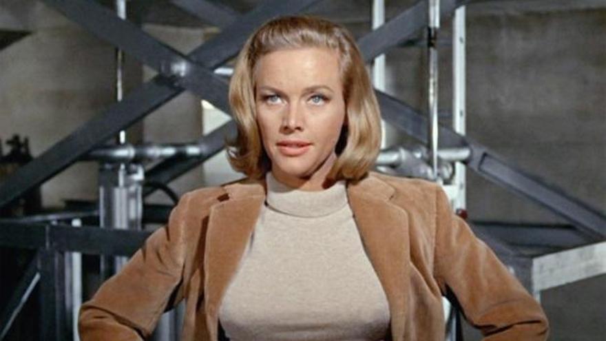 Honor Blackman y la llamada de la villa y del sol