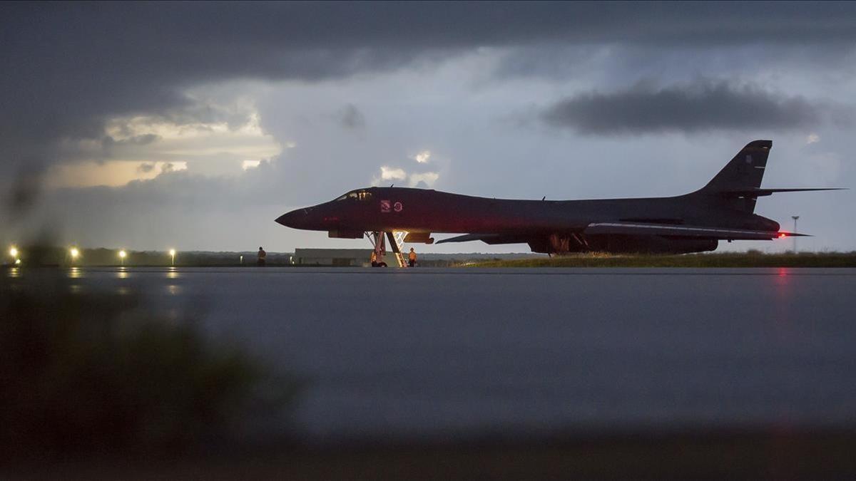 Un bombardero de EEUU se prepara para despegar de la base de Andersen, en la isla de Guam, el 23 de septiembre.