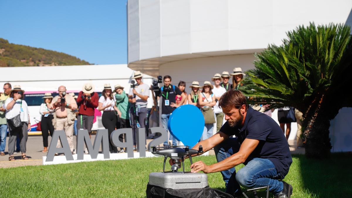 Diego Lobato prepara la demostración del vuelo de un dron.