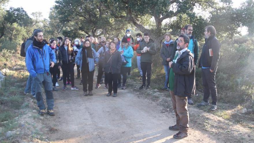 El portaveu de la plataforma Allimo explicant el parc eòlic que es projecta a l’Albera.  | ALEIX FREIXAS/ACN