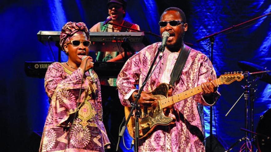Mariam Doumbia y Amadou Bagayoko, el pasado sábado en el Teatro Víctor Jara, en Vecindario.