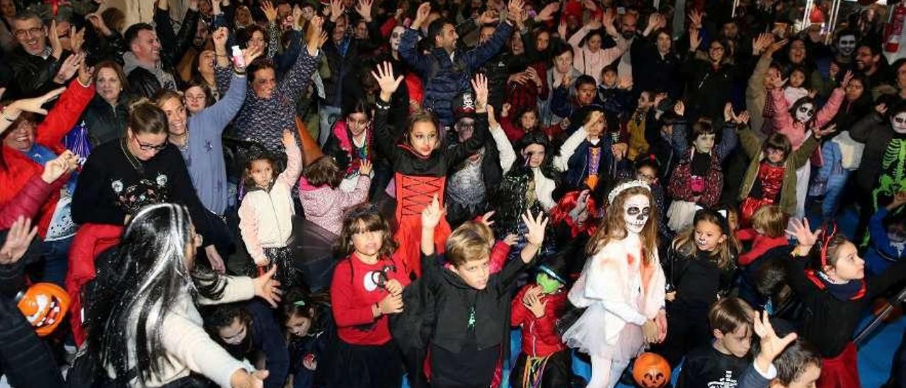 Vecinos del Casco Vello celebrando la fiesta de los muertos en O Berbés el año pasado. // Marta G. Brea