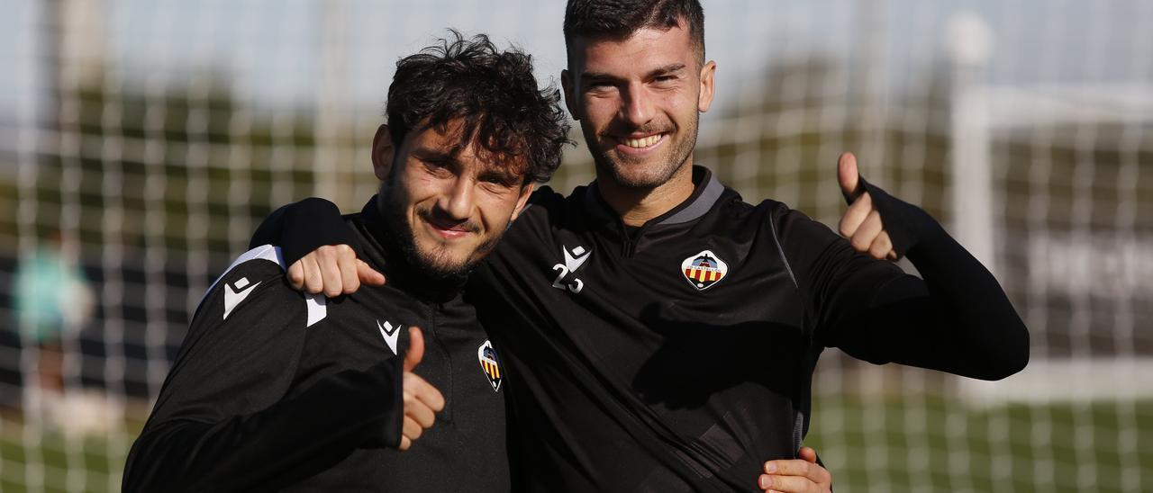 Giorgi Kochorashvili y Josep Calavera, sonrientes, poco antes de que el Castellón partiera rumbo a La Rioja.