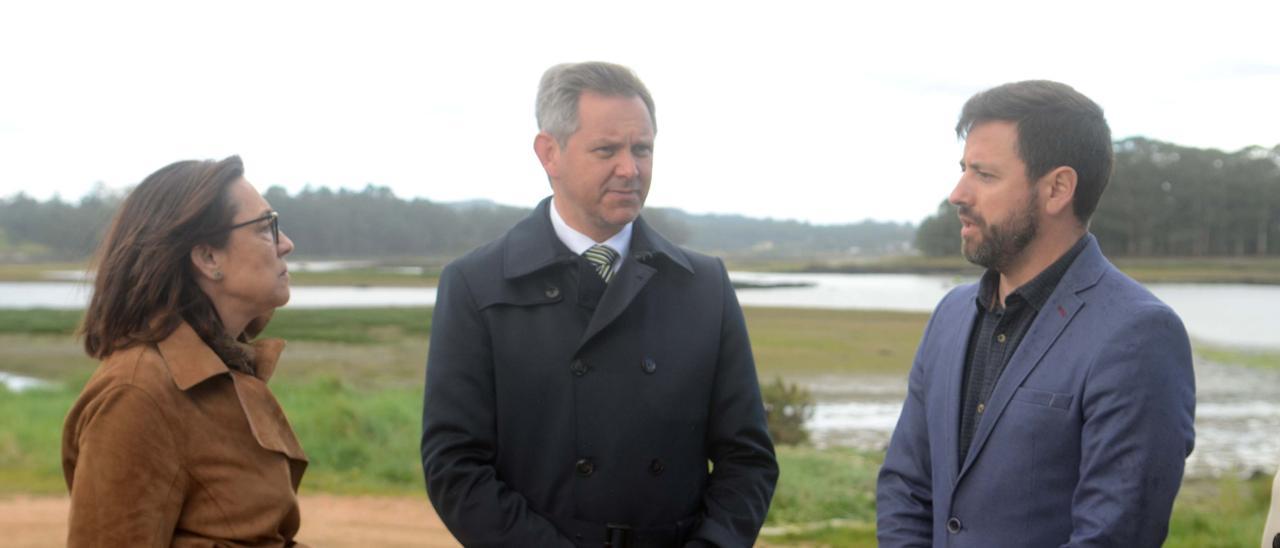 El alcalde de Cambados, Samuel Lago (d.), durante la reciente visita del delegado del Gobierno en Galicia, José Miñones, a la localidad.