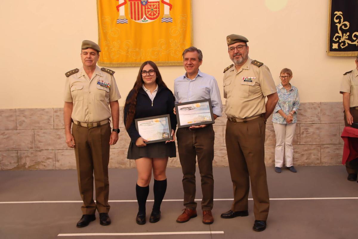Acto de entrega de diplomas a los tres estudiantes de Secundaria finalistas de la edición valenciana de la 13º concurso Carta a un militar español, con izado de bandera en la Delegación de Defensa y visita guiada al Museo Histórico Militar de València.
