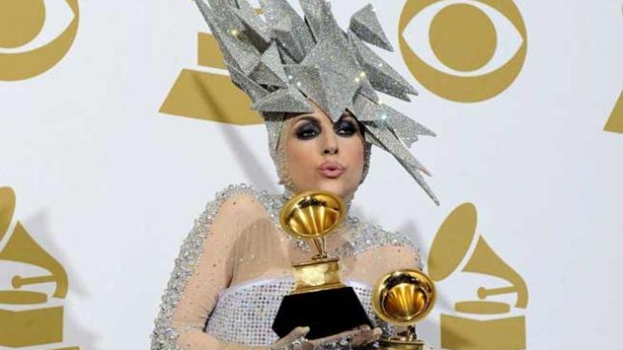 Lady Gaga luce uno de los sombreros diseñados por Philip Treacy