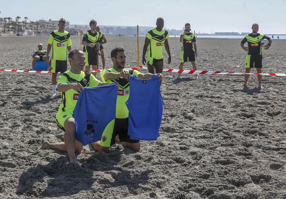 El equipo ha llevado a cabo una distendida sesión de trabajo a la orilla del mar con la única ausencia de Manuel Sánchez