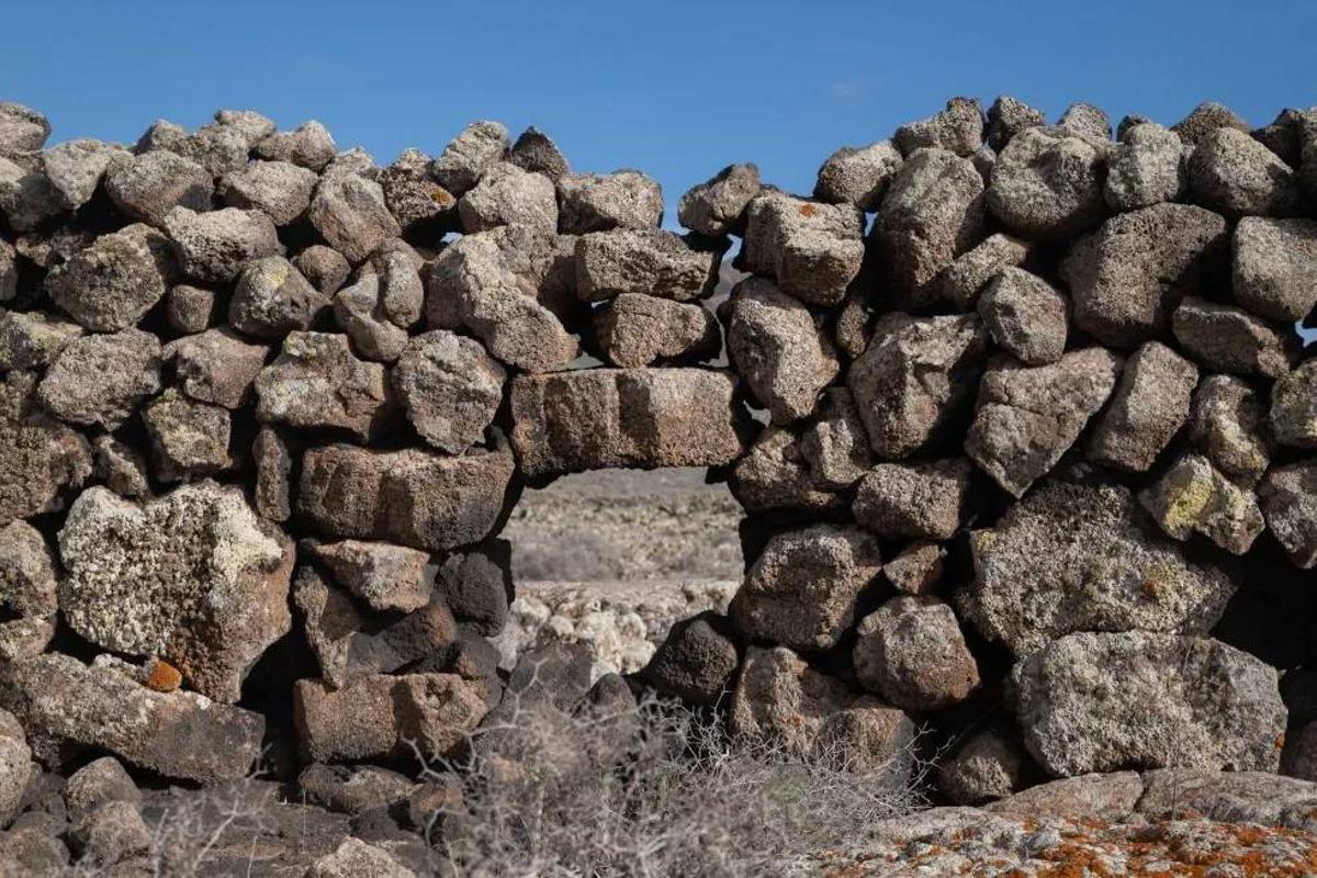 Uno de los muros de piedra construidos solo con arena en un paraje insular.