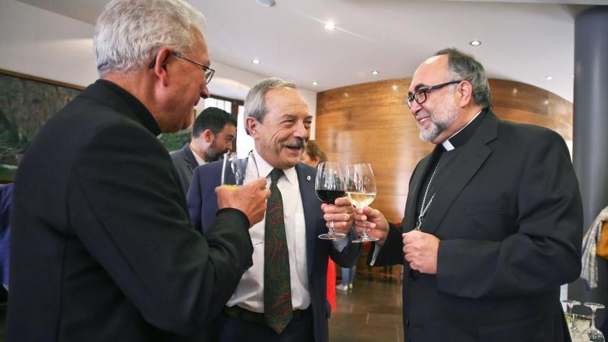 El Arzobispo y el alcalde de Oviedo brindando en un acto