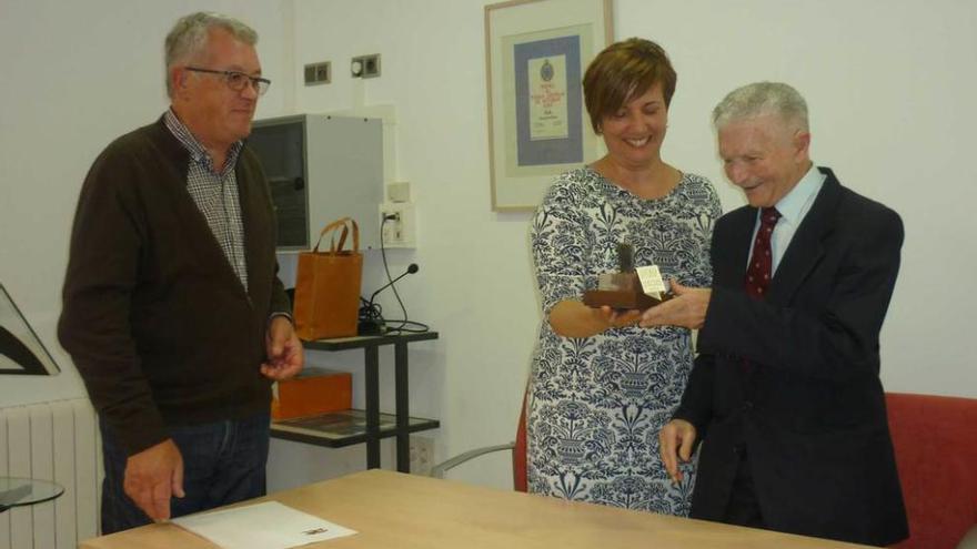 Por la izquierda, José Manuel Bouzas y María Elena Sierra entregando el &quot;Lar Vial&quot; de plata a Julio Antonio Fernández Lamuño.