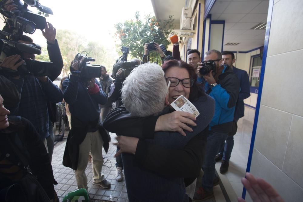 Celebración del quinto premio en la administración de lotería de la Fuensanta