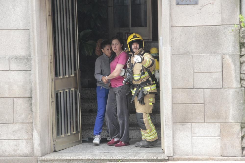 Sucesos en Pontevedra | Evacuada una pareja por un incendio en su casa en Marín