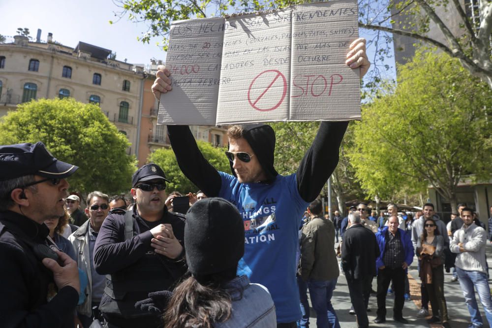 Doscientas personas se concentran para pedir "respeto" a la caza