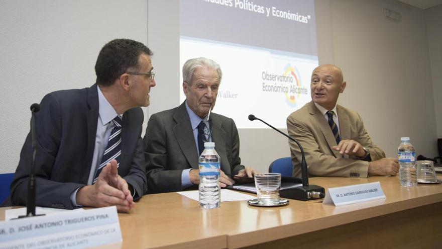 José Antonio Trigueros, Antonio Garrigues Walker y Juan José Bolufer, en la conferencia de ayer.