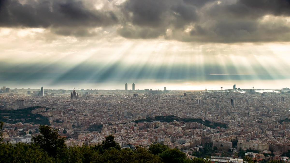 Cielo de Barcelona con rayos crepusculares