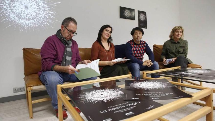 Por la izquierda, Emilio Suárez, Yolanda Alonso, Tadanori Yamaguchi y Anabel Barrio, ayer, con el cartel de la Noche Negra en primer término y también proyectado sobre la pared.