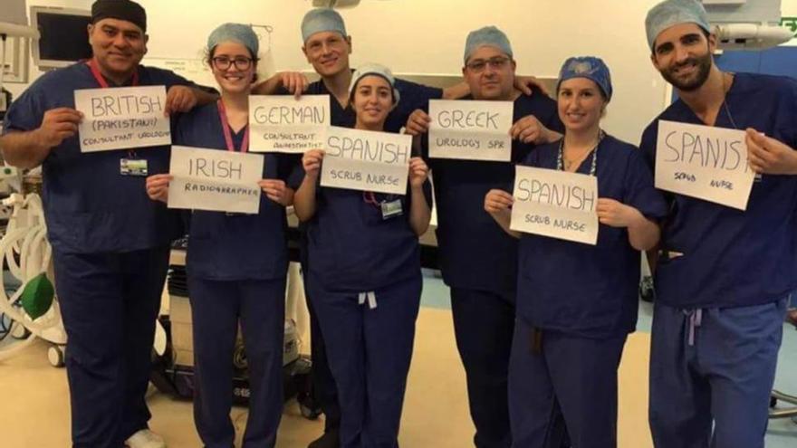 La foto con que un equipo médico formado por extranjeros desmiente el tópico antiinmigrantes del &#039;brexit&#039; se convierte en viral