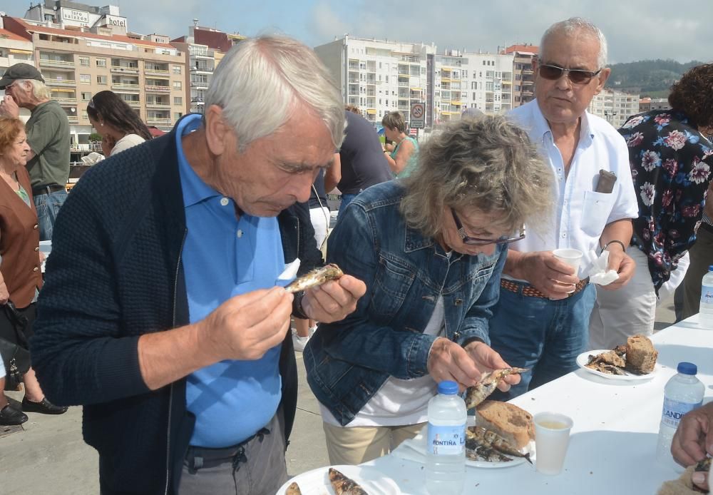 Sanxenxo homenajea a os turistas con una sardiñada