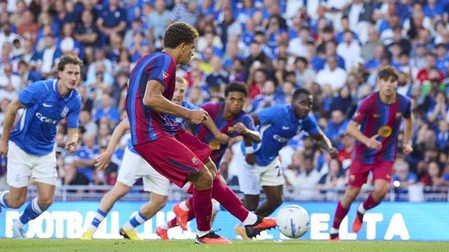 Hamza Abdelkarim transforma el penal del primer gol del Barça, divendres a Birmingham. | DANI BARBEITO
